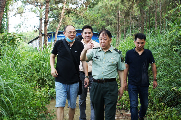 莫兆钦（右二）一行下乡进山，现场选址建设“八桂素”替代抗生素养殖试验基地。.JPG